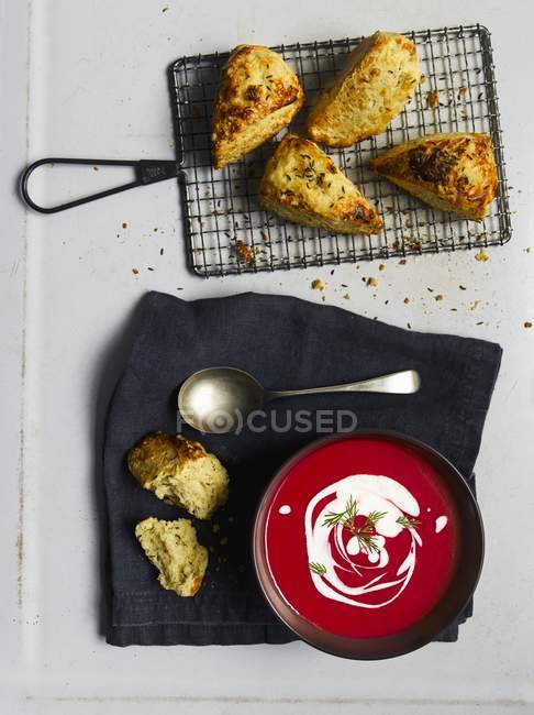 Rote-Bete-Suppe mit Käse — Stockfoto