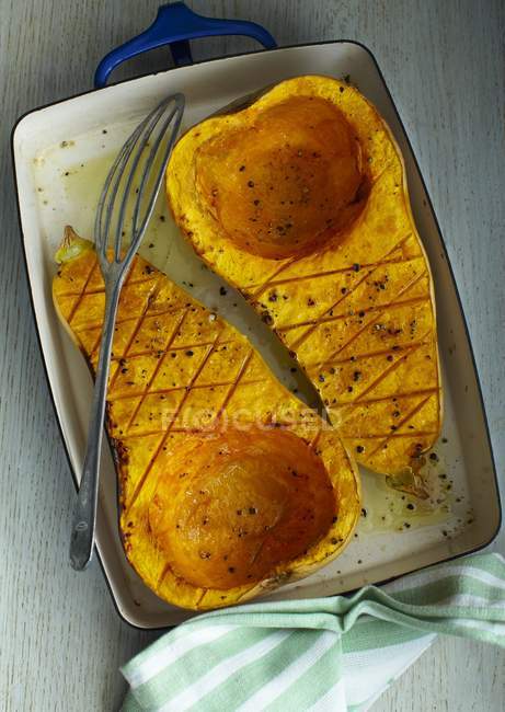 Roasted butternut squash in a roasting tin — Stock Photo