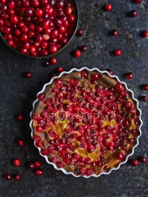 Top view of cranberry clafoutis and fresh cranberries — Stock Photo