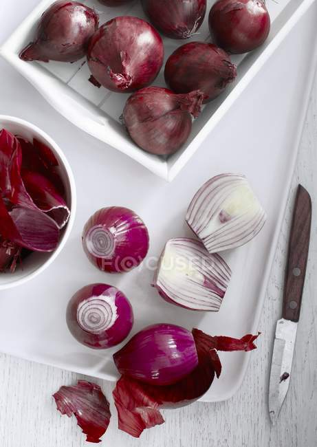 Cebollas rojas en bandeja blanca - foto de stock