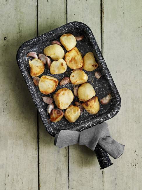 Roasted potatoes with garlic — Stock Photo