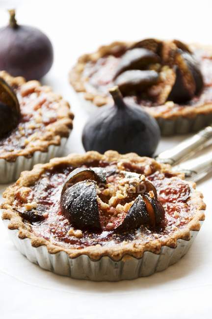 Fig tartlets and fresh figs — Stock Photo