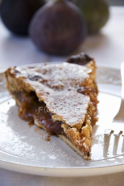 Fig cake with icing sugar — Stock Photo