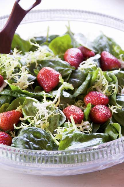 Spinatsalat mit Erdbeeren in Schüssel — Stockfoto