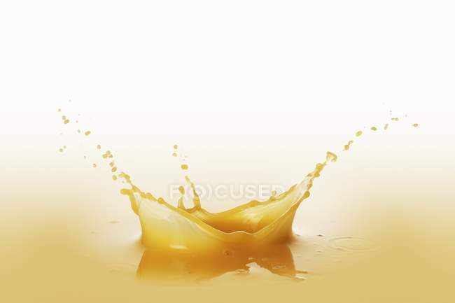 Suco de laranja com respingo — Fotografia de Stock