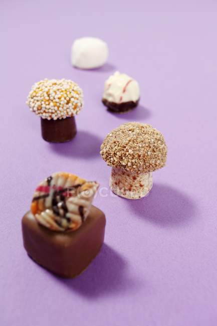 Chocolates con diferentes ingredientes - foto de stock