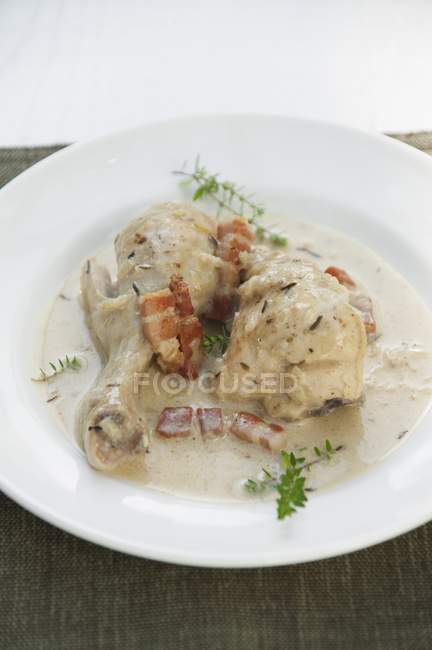 Beer chicken with bacon and thyme — Stock Photo