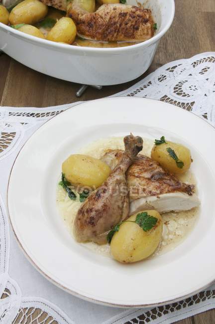 Pollo asado con perejil y patatas hervidas - foto de stock