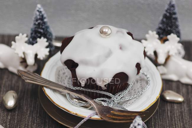 Chocolate muffin with icing — Stock Photo