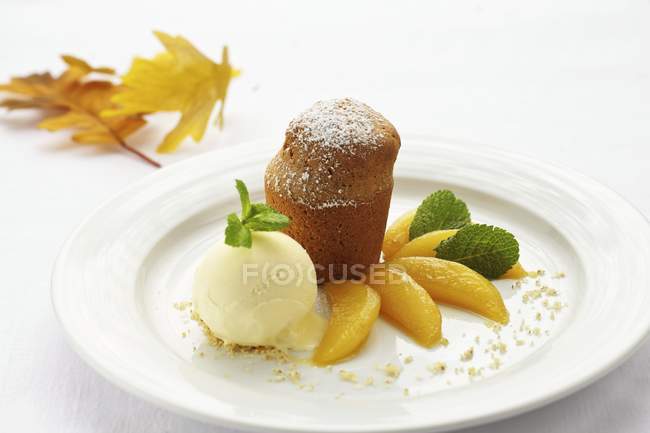 Nut souffl with pear wedges — Stock Photo