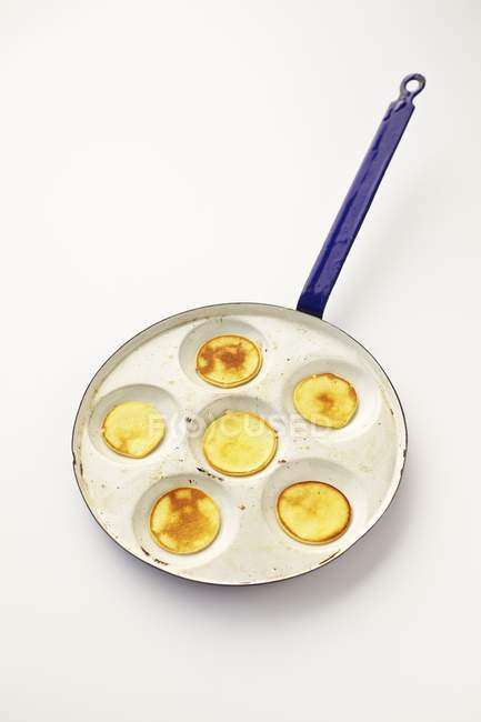 Vue rapprochée des crêpes tchèques Dalken dans une casserole spéciale Dalken — Photo de stock