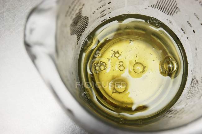 Clara de ovo no jarro de medição — Fotografia de Stock