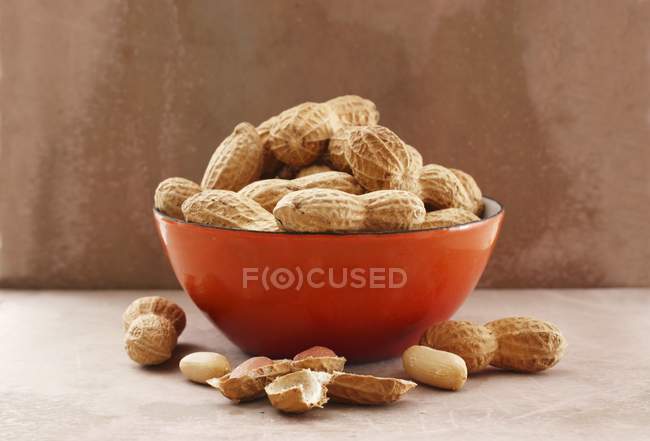 Cacahuètes dans un bol rouge — Photo de stock