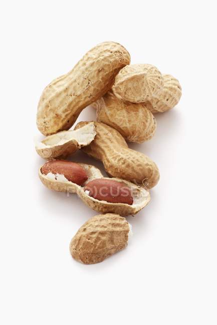 Erdnüsse geschält und ungeschält — Stockfoto