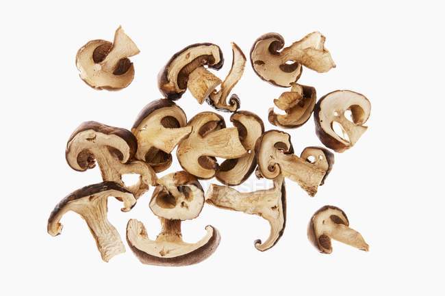 Vista superior de close-up de cogumelos secos e fatiados — Fotografia de Stock