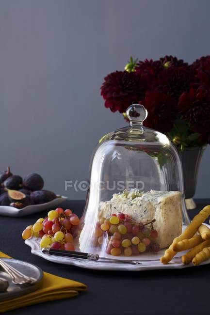 Blue Cheese and Grapes — Stock Photo