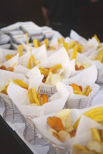 Chips de plátano frito en cestas de alambre - foto de stock