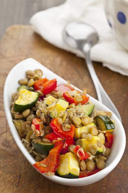 Lentil salad with grilled peppers and courgette — Stock Photo