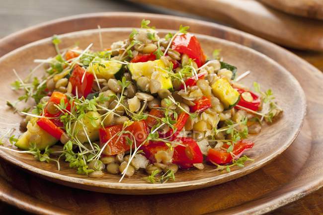 Salada de lentilha com pimentas grelhadas — Fotografia de Stock