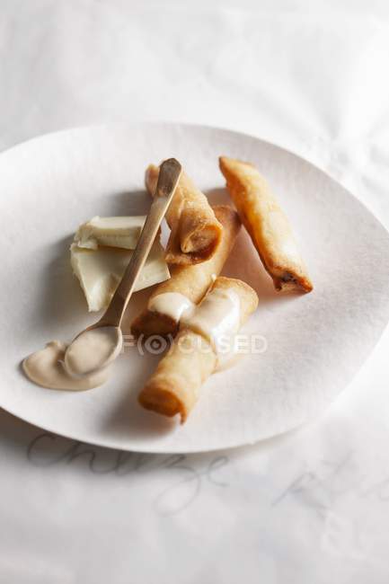 Сырные соломинки с легким соусом — стоковое фото