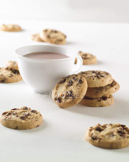 Schokolade Chips Kekse mit Tasse Kakao — Stockfoto