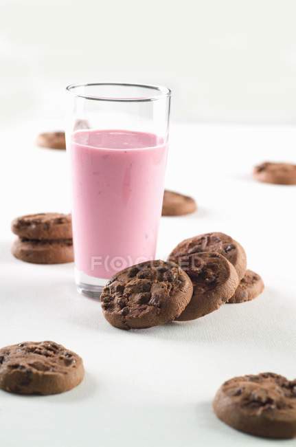 Biscoitos de chocolate e um batido de framboesa — Fotografia de Stock