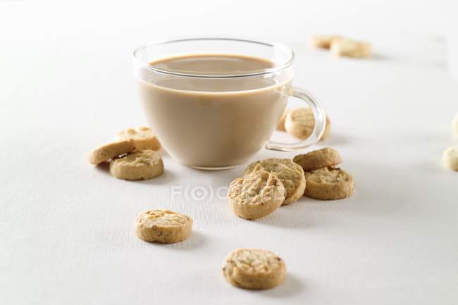 Biscotti e tazze di pane frollato — Foto stock