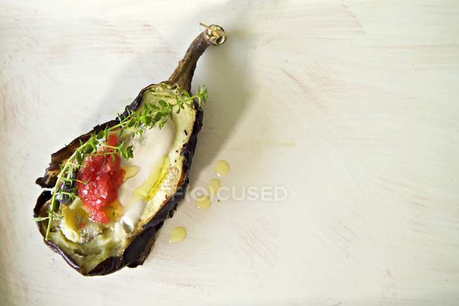 Chargrilled aubergine with tahini and olive oil baking paper — Stock Photo