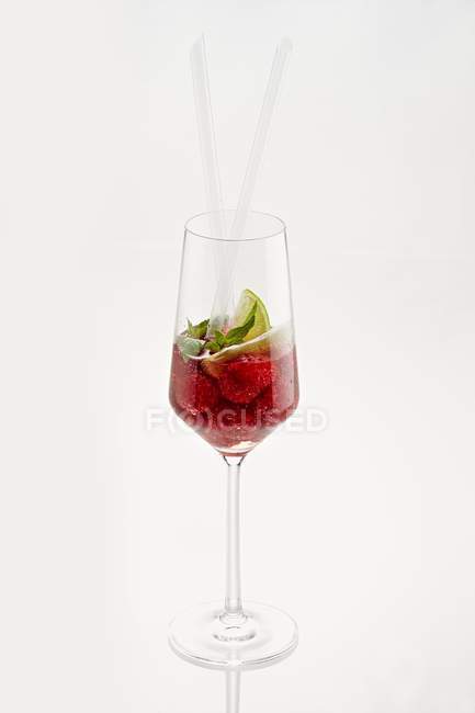 Raspberry cocktail with limes and mint — Stock Photo