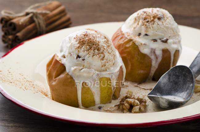 Apples with ice cream — Stock Photo