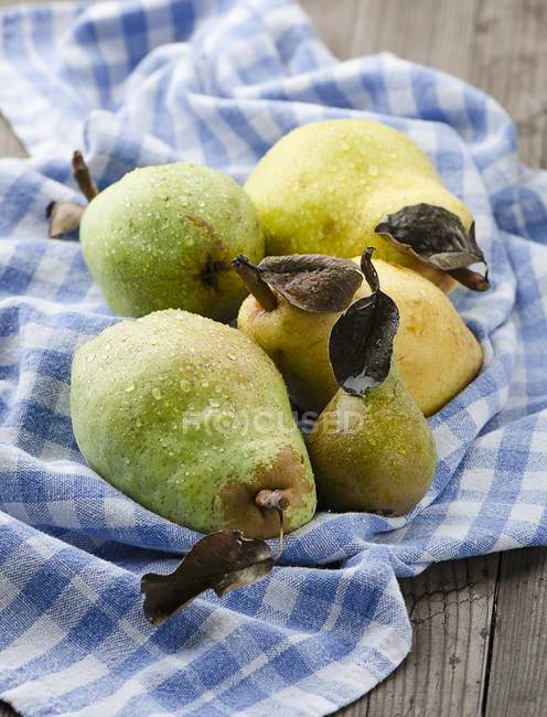 Pears with leaves and water drops — Stock Photo