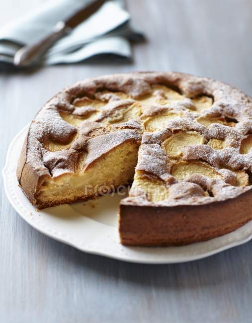 Яблочный пирог на тарелке — стоковое фото