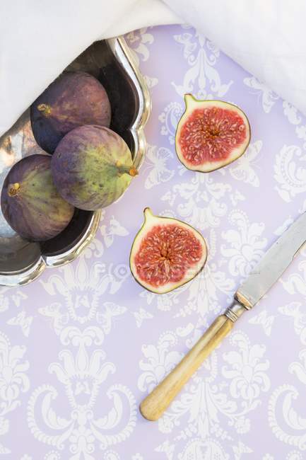 Figs in silver bowl — Stock Photo