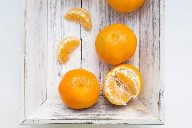Laranjas de clementina com fatias — Fotografia de Stock