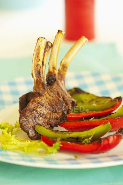 Grilled lamb chops with peppers — Stock Photo