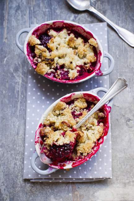 Closeup elevated view of apple and blackberry crumbles — Stock Photo
