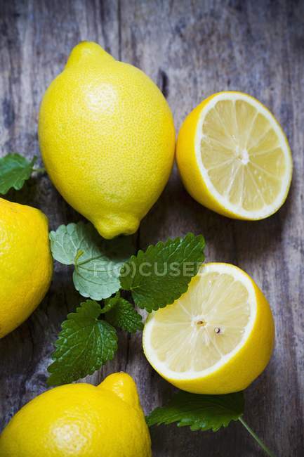 Свіжі лимони з листям — стокове фото