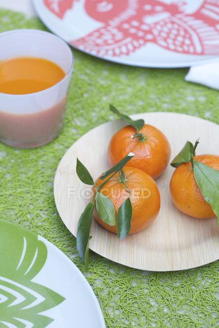 Arance e succo di mandarino — Foto stock