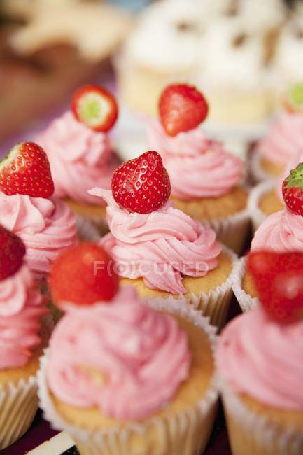 Cupcakes with strawberry frosting — Stock Photo