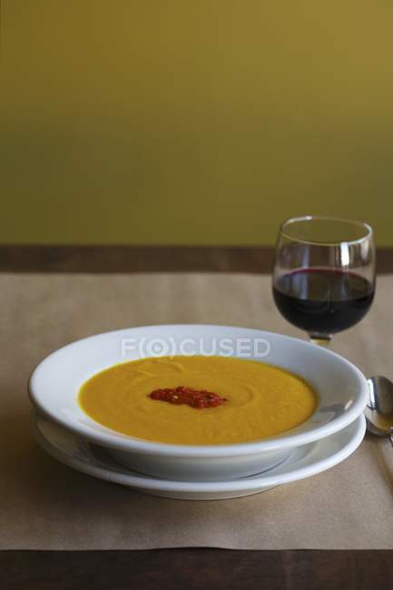 Морковный суп с Хариссой — стоковое фото