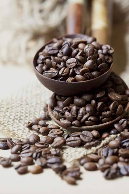Grains de café torréfiés en louches — Photo de stock