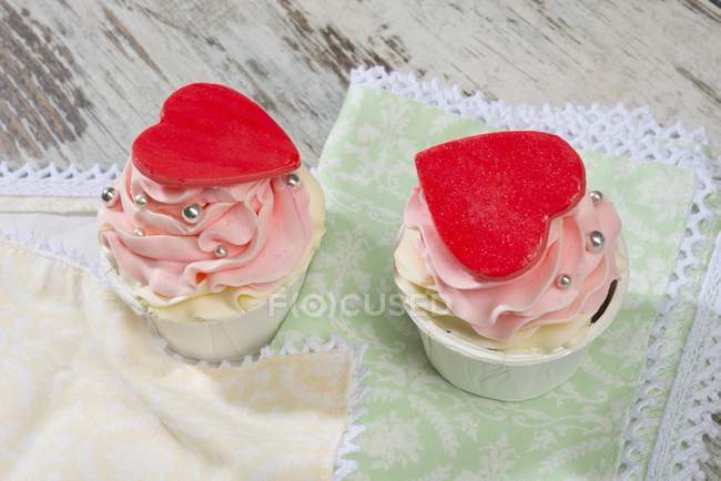 Cupcakes with red hearts — Stock Photo