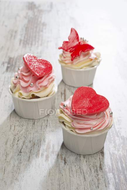 Cupcakes com corações vermelhos e borboletas — Fotografia de Stock