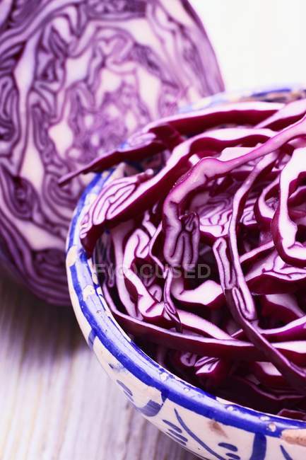 Sliced red cabbage in bowl — Stock Photo