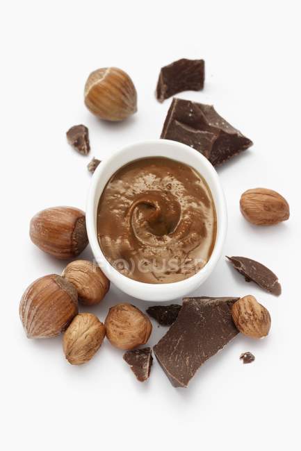 Nougatpaste und Schokoladenstückchen — Stockfoto