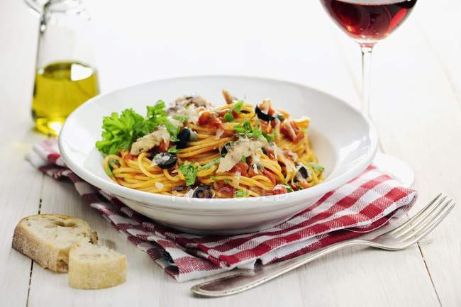 Prato de espaguete puttanesca — Fotografia de Stock