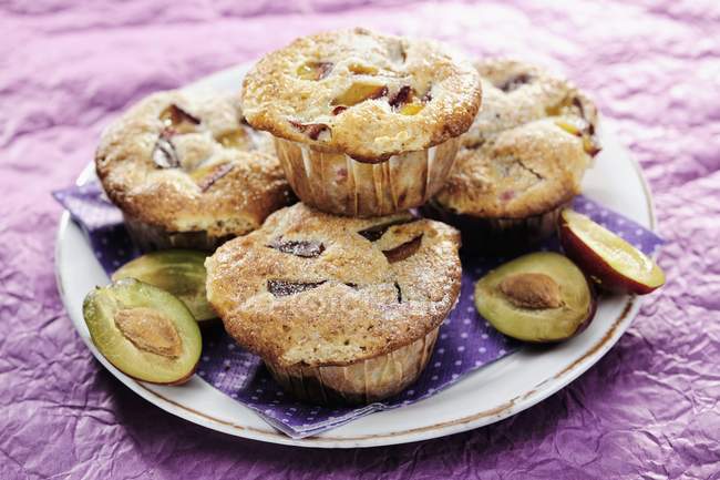 Muffins aux prunes et noix — Photo de stock