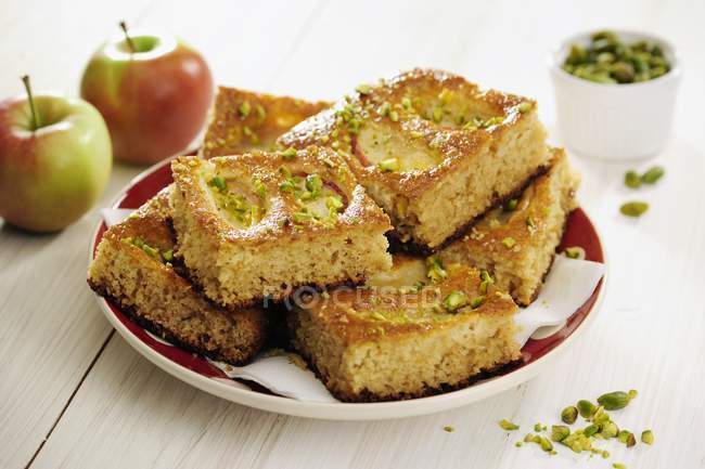 Whole-Wheat Apple Cake with Pistachios — Stock Photo