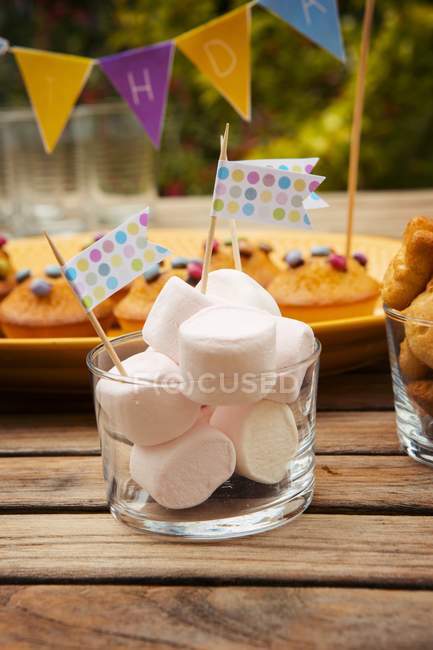 Marshmallows mit Fahnen geschmückt — Stockfoto
