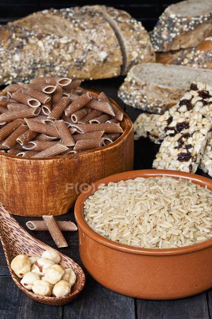 Seeded bread and wholemeal pasta — Stock Photo